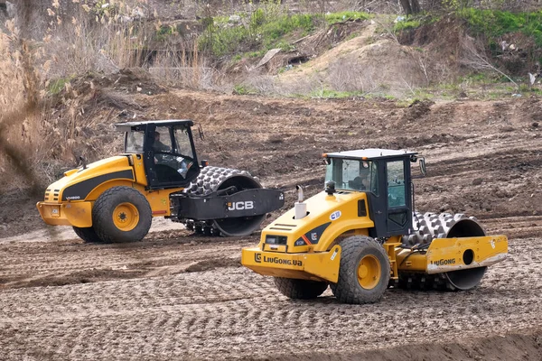 Kryvyi Rih Ukraine Kwiecień 2020 Dwie Ciężkie Maszyny Przemysłowe Budowa — Zdjęcie stockowe