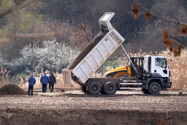 Kryvyi Rih Ukraine Abril 2020 Pessoas Construção Máquinas Industriais Pesadas — Fotografia de Stock