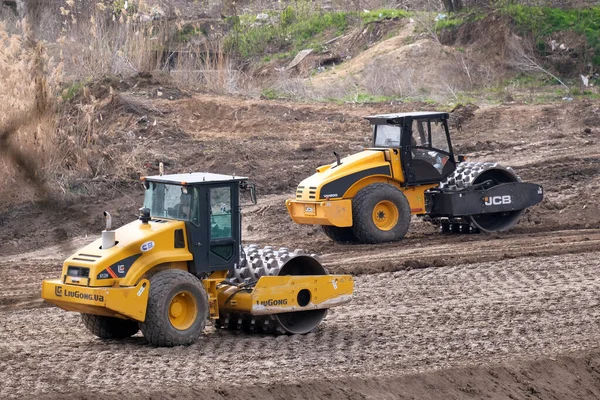 Kryvyi Rih Ukraine エイプリル社 2020年 新しい道を作る重工業機械2台 — ストック写真