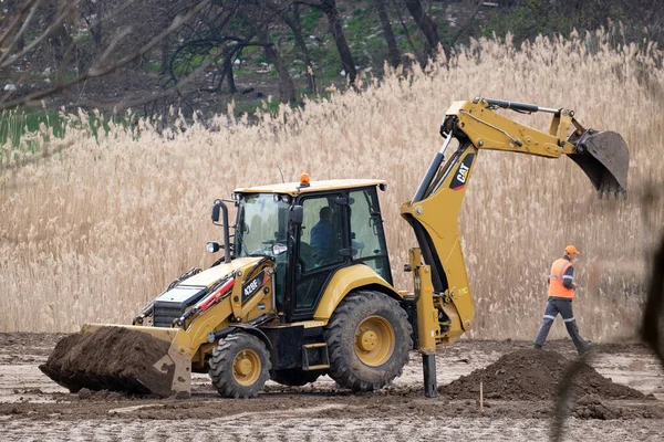 Kryvyi Rih Ukraine エイプリル社 2020年 新しい道路の建設に取り組む重工業掘削機 — ストック写真