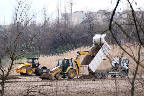 Kryvyi Rih Ukraine April 2020 建设重型机械开辟新路 — 图库照片