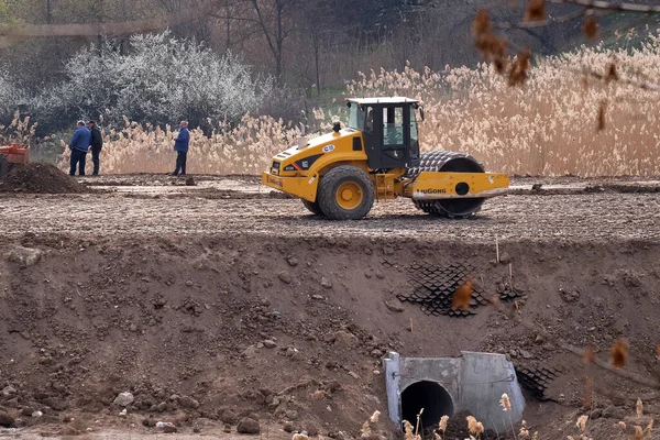 Kryvyi Rih Ukraine エイプリル社 2020年 新しい道路の建設に取り組む重工業機械 — ストック写真