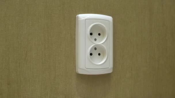 Männliche Handsteckdose Elektrische Flüssigkeit Anti-Insekten-Begaser in elektrische Steckdose an der Wand in einem Raum. — Stockvideo