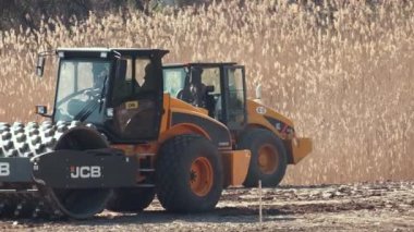 Kryvyi Rih, Ukrayna - Nisan, 2020. Toprak buz pateni pisti yolu kapatmaya yarar. İnşaat Ağır Sanayi Makineleri Yeni Bir Yol İnşa Ediyor