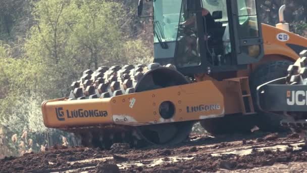 ウクライナのクリブイ 2020年4月 土壌スケートリンクは 道路の基盤を封印するために動作します 重工業機械が新しい道路を建設 — ストック動画