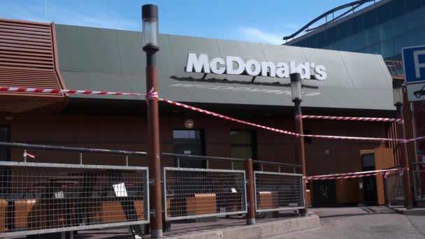 Byggandet Mcdonalds Snabbmatsrestaurang Omgiven Röd Vit Varningstejp Stängd Karantän För — Stockvideo