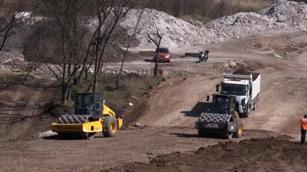 Kryvyi Rih Ukraine エイプリル社 2020年 2つの土壌スケートのリンクは 道路の基盤を封印するために働いている 重工業機械が新しい道路を建設 — ストック動画