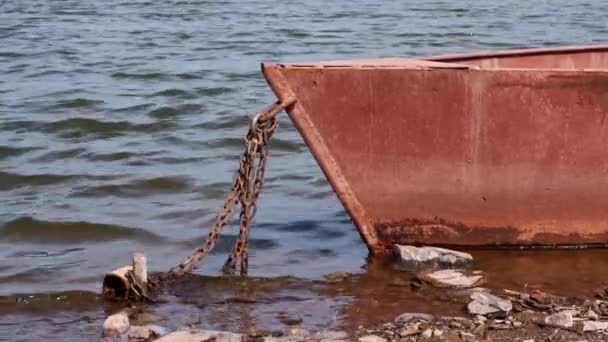 Старая Ржавая Металлическая Лодка Прикованная Цепями Берегу Реки Солнечный День — стоковое видео