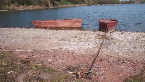 Dois Velhos Barcos Metal Enferrujado Acorrentado Uma Margem Rio Dia — Vídeo de Stock