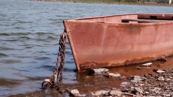 Velho Barco Metal Enferrujado Acorrentado Uma Margem Rio Dia Ensolarado — Vídeo de Stock