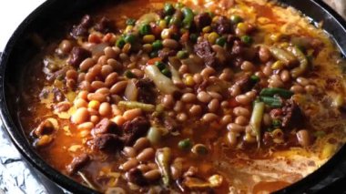 Kızartma tavasında soslu sebzeli sulu taze domuz eti parçaları yakın çekim buharlı..