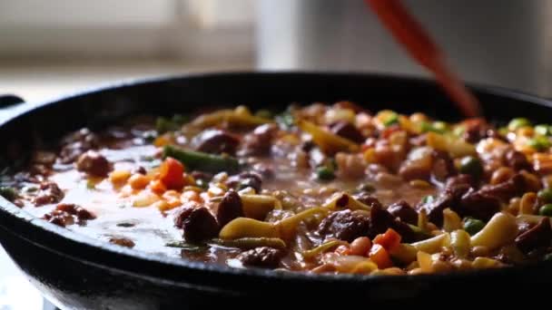 Trozos Jugosa Carne Cerdo Fresca Con Verduras Guiso Salsa Una — Vídeo de stock