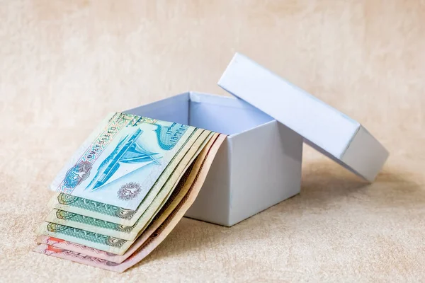 Birçok Bae Dirham Bank Notu Beyaz Hediye Kutusunda Arap Parası — Stok fotoğraf