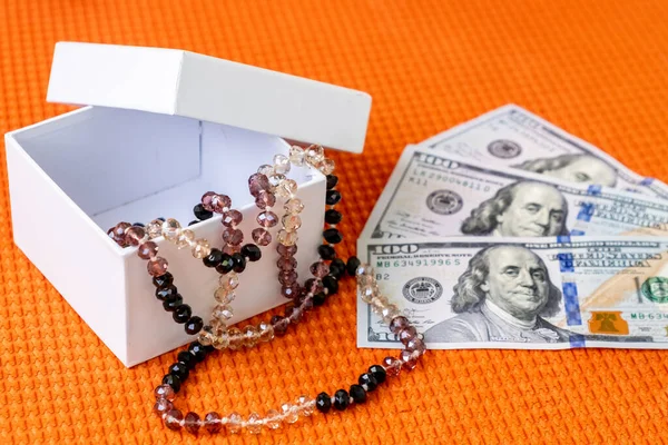 Beyaz Hediye Kutusundaki Güzel Kadın Boncukları Amerikan Kağıt Para Birimi — Stok fotoğraf