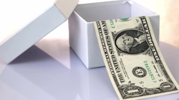 一个美元钞票在礼品盒中 与一个白色的旋转桌子隔离 — 图库视频影像