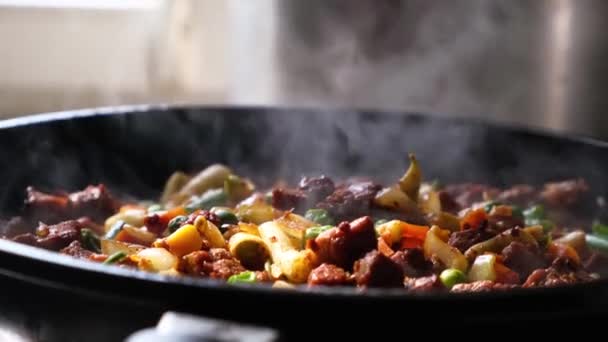 Trozos Jugosa Carne Cerdo Fresca Con Verduras Guiso Salsa Una — Vídeo de stock