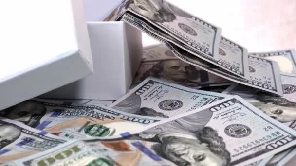 Beyaz Hediye Kutusundaki 100 Amerikan Doları Banknotlarının Çoğu Dönen Masa — Stok video