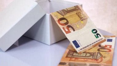 Beyaz Dönen Masa 'da Hediye Kutusunda İki 50 Euro Banknota.
