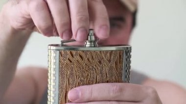 40 yaşında, kıçı kırık bir ayyaş, alkol şişesinden içki içiyor, tıpkı bunun gibi, baş parmağını kaldır, tamam mı? Karantina, kişisel izolasyon, ev kavramında kalmak..