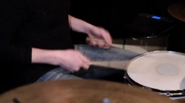 Erkek davulcu yakın çekimde davul çalıyor..