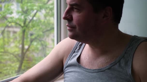 Zmęczony Letni Mężczyzna Odpoczywający Siedzący Domu Przy Oknie Pijący Gorącą — Wideo stockowe