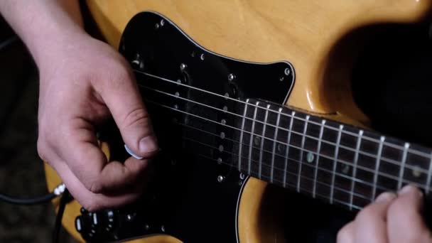 Férfi Vezető Gitáros Elektromos Gitáron Játszik Koncerten Egy Klubban — Stock videók