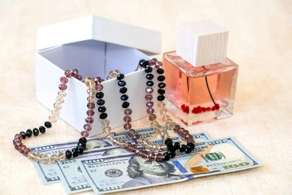 Гарні Жіночі Намиста White Gift Box Perfume Paper Banknotes American — стокове фото