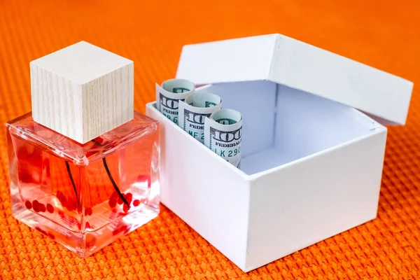 Три Банкноти 100 Доларів Сша White Gift Box Perfume Lay — стокове фото