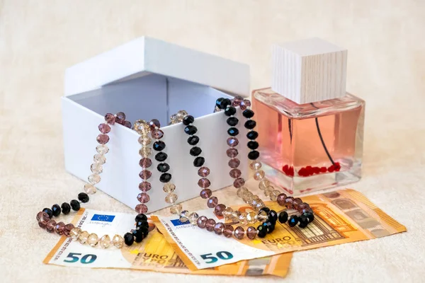 Гарні Жіночі Намиста White Gift Box Perfume Paper Banknotes Euro — стокове фото
