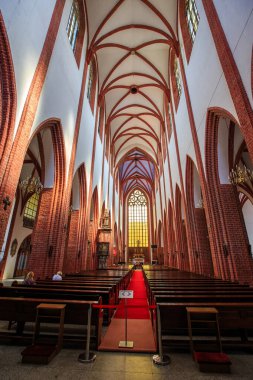 Wroclaw, POLAND - Mayıs, 2018. Ortaçağ katolik katedralinin içi, Geniş Açı Vuruş.