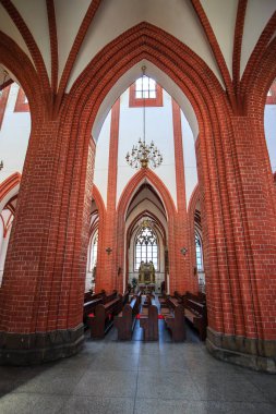 Wroclaw, POLAND - Mayıs, 2018. Bir ortaçağ Katolik katedralinin içinde..