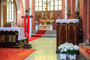 Wroclaw, POLAND - Mayıs, 2018. Ortaçağ katolik katedralinde sunak..