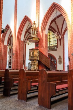 Wroclaw, POLAND - Mayıs, 2018. Ortaçağ Katolik Katedrali 'nin İçindeki Ahşap Sandalyeler.