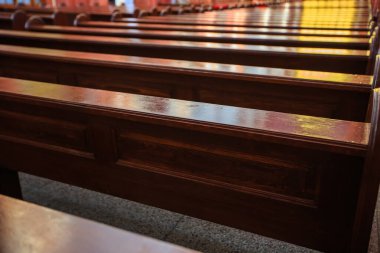 Ortaçağ katolik katedralinde Tahta Sandalyeler ve Masalar Sırası.