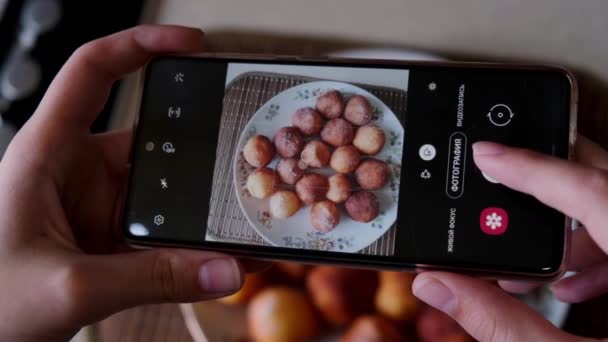 Hanımı Kadın Yemek Blogcusu Yapımı Peynirli Çörekleri Telefonla Tabağa Koyuyor — Stok video