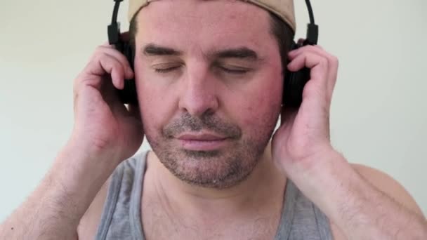 Tıraşsız Yaşındaki Beyaz Adamın Portresi Evde Kablosuz Siyah Kulaklıkların Romantik — Stok video