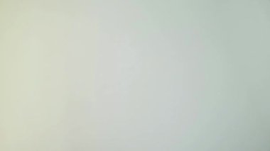 Dezenfekte için dezenfekte spreyi kullanan koruyucu lateks eldivenli adam eli..