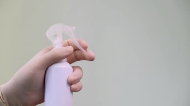 Hombre Mano Guantes Látex Protectores Usando Spray Desinfectante Para Desinfección — Vídeo de stock