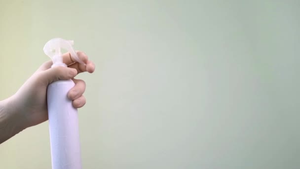 男子手握防护乳胶手套 使用消毒液喷雾进行室内消毒 — 图库视频影像