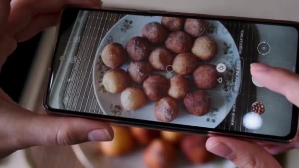 Hausfrau Food Bloggerin Macht Foto Von Köstlichen Hausgemachten Donut Käsebällchen — Stockvideo