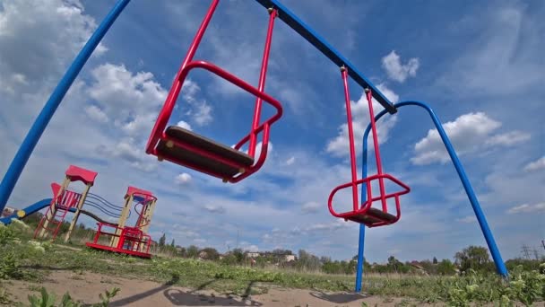 Lege Verlaten Kinderen Schommelen Een Speelplaats Het Platteland Zonnige Zomerdag — Stockvideo