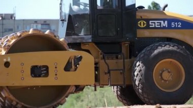 KRYVYI RIH, UKRAine - Mayıs, 2020. Toprak buz pateni pisti yolu kapatmaya yarar. İnşaat Ağır Sanayi Makineleri Yeni Otoyol İnşa Ediyor