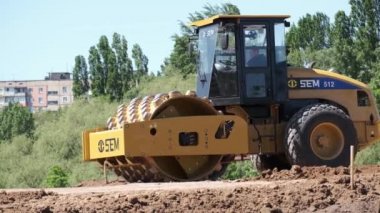 KRYVYI RIH, UKRAine - Mayıs, 2020. İki toprak pateni pisti yolu kapatmaya çalışıyor. İnşaat Ağır Sanayi Makineleri Yeni Otoyol İnşa Ediyor.