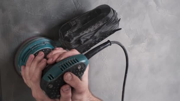 Trabalhador Homem Polir Parede Rebocada Com Uma Máquina Moedor Mão — Vídeo de Stock
