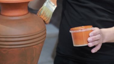Turuncu Renkli Erkek Sanatçı El Sanatları Çömlek Tasarım Stüdyosunda Bir Seramik Vazo