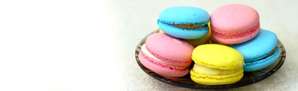 Close Van Kleurrijke Franse Zoete Taarten Macarons Glazen Plaat Banner — Stockfoto