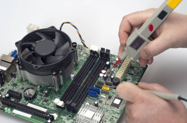 Bilgisayar için mühendislik onarım ana kartı. Laptop servis onarımı