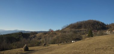 Arka planda eski evle sonbahar manzarası