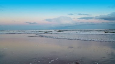 Gün batımı plaj havası güzel renk. Rahatlama havası.