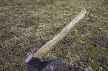 Balta bir kütüğe takıldı. Balta dışarıda çalışıyor.